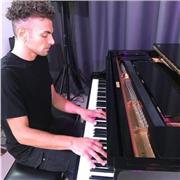 Insegnante di pianoforte per bambini e adulti livello base